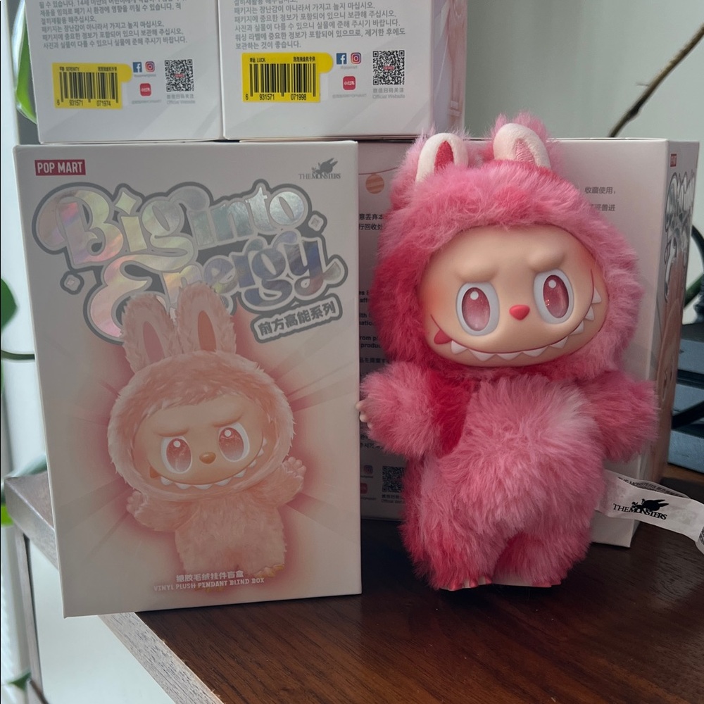 Pop Mart Labubu Love (Big Into Energy)